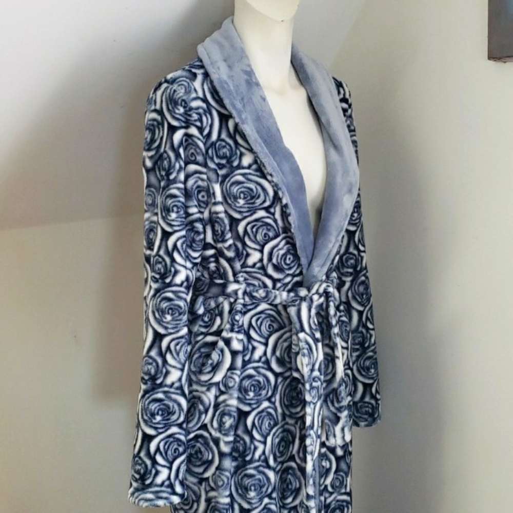 Casa Zeta-Jones Womens reversible blue/blue white floral rosette robe, Size S - Picture 2 of 16